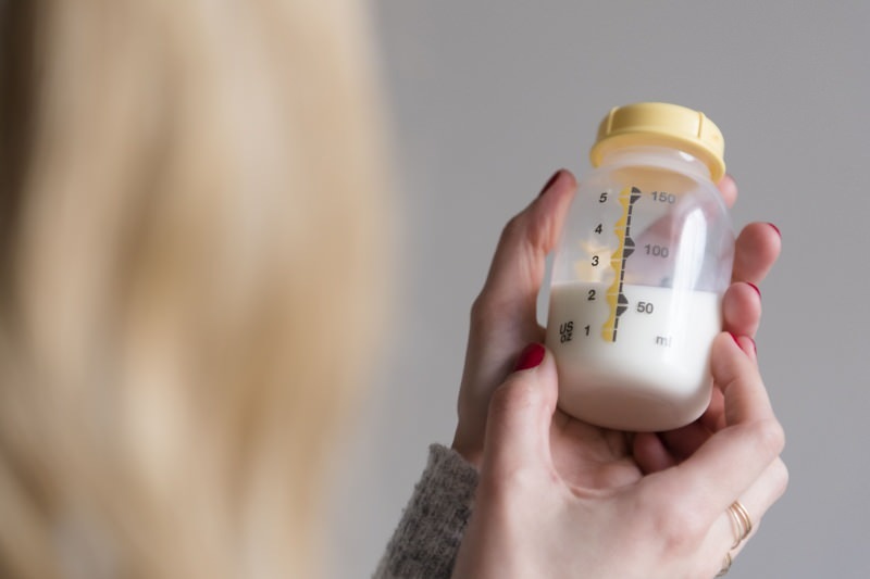Как сцеживать и хранить грудное молоко безболезненно? Метод доения с ручным и электрическим насосом