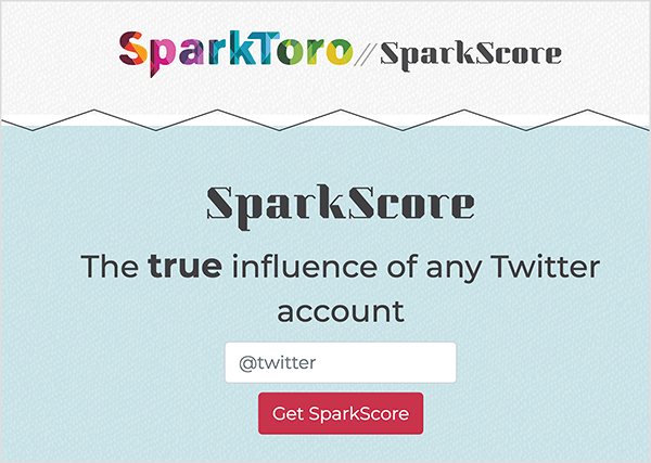 Это скриншот веб-страницы SparkScore. Вверху находится логотип SparkToro - название, выделенное жирным шрифтом с геометрическими областями цветов радуги. После двух косых черт следует название инструмента SparkScore. Слоган: «Истинное влияние любой учетной записи Twitter». Под слоганом находится белое текстовое поле, предлагающее пользователю ввести свой дескриптор Twitter, и красная кнопка с надписью Get SparkScore.