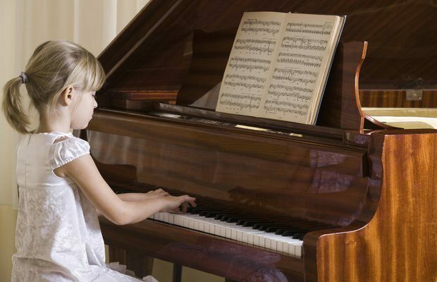 В каком возрасте дети могут играть на музыкальных инструментах?