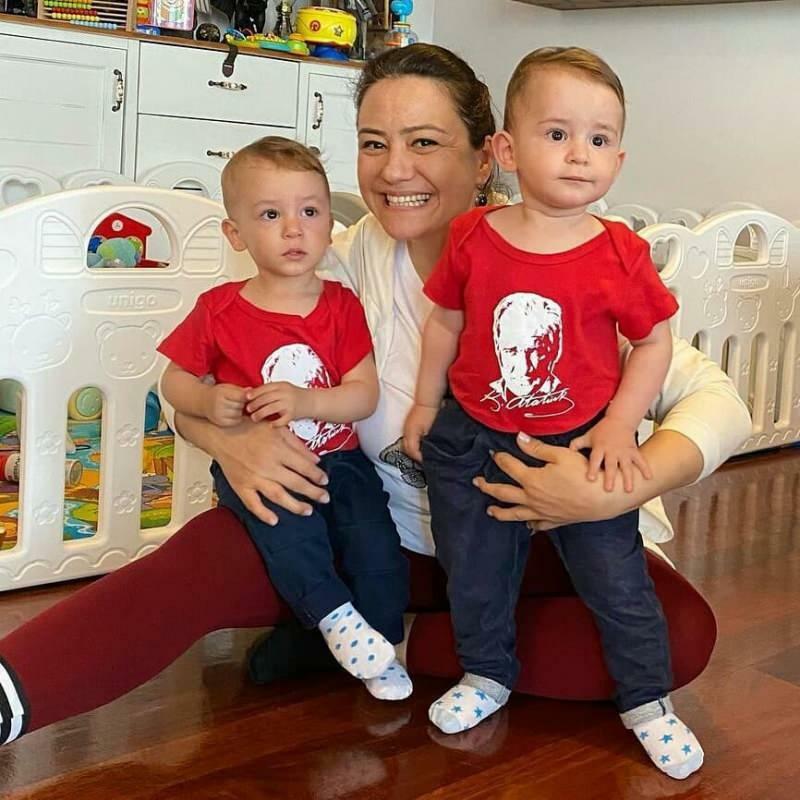 Новая поза ведущей Эзги Сертель с детьми-близнецами!