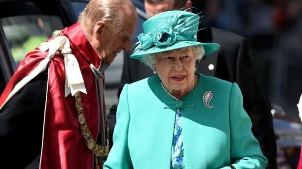 Королева Англии 2. Элизабет ищет уборщиков в своем дворце! Удача найти мертвую муху ...