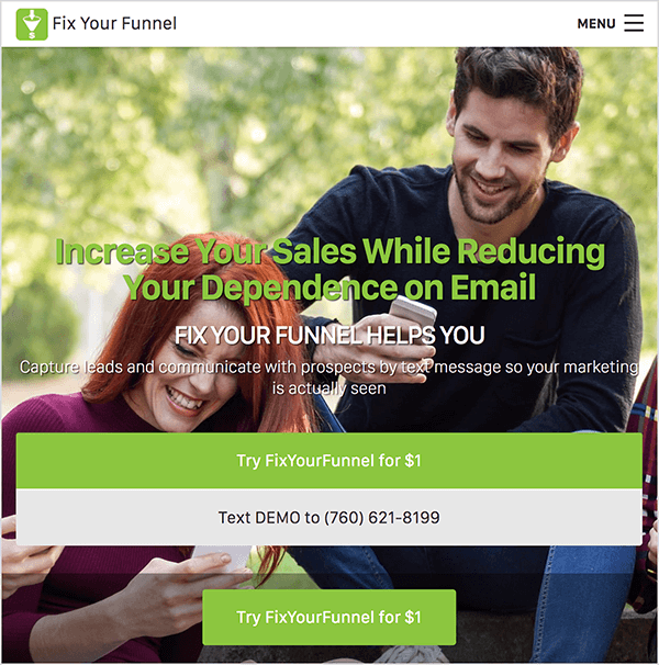 Это скриншот веб-сайта Fix Your Funnel. Сверху проходит панель навигации с белым фоном. В левом верхнем углу рядом с названием компании отображается черный текст с логотипом Fix Your Funnel. Логотип представляет собой зеленый квадрат с белой иллюстрацией воронки. Справа - гамбургер-меню. Фон веб-сайта - это фотография белой женщины и белого мужчины, сидящих на улице среди деревьев в солнечный день и смотрящих на свои смартфоны. Женщина улыбается. У нее длинные рыжие волосы и фиолетовая водолазка. Мужчина тоже улыбается. У него короткие темно-каштановые волосы и короткая темно-коричневая борода. На нем черная футболка с длинным рукавом и джинсы. Над фотографией находится заголовок с зеленым текстом, который гласит: «Увеличьте свои продажи, уменьшив свою зависимость от электронной почты». Под заголовком находится подзаголовок белого цвета «Исправить воронку поможет вам». Затем меньший белый текст говорит: «Захватывайте потенциальных клиентов и общайтесь с рекламодателями с помощью текстовых сообщений, чтобы ваш маркетинг был действительно заметен». Под этим текстом расположены две широкие кнопки. Зеленая кнопка с белым текстом говорит: «Попробуйте FixYourFunnel за 1 доллар». Светло-серая кнопка с черным текстом говорит: «Отправьте DEMO на номер (760) 621-8199». Под этими широкими кнопками находится более узкая зеленая кнопка с белым текстом, на котором также написано «Попробуйте FixYourFunnel за 1 доллар». Оли Биллсон говорит, что вы можете использовать Fix Your Funnel с Infusionsoft для автоматизации текстовых сообщений в его структуре телефонной воронки.