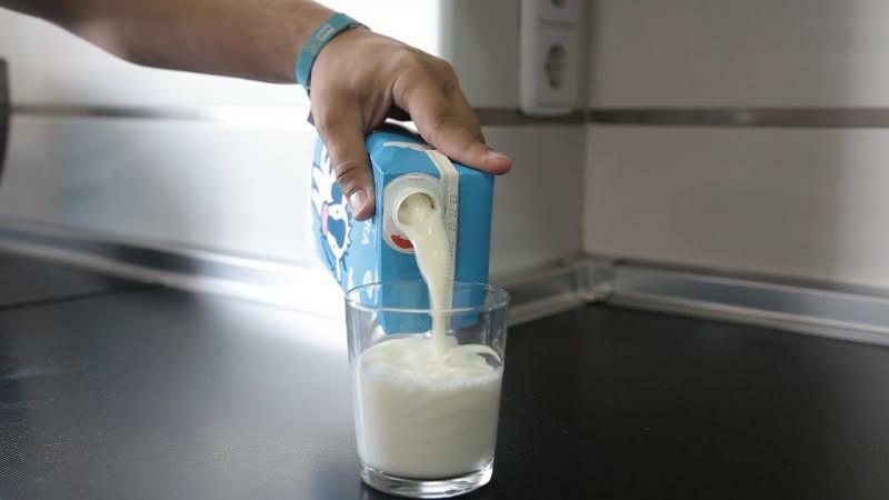 Как избежать разбрызгивания при наливании молока