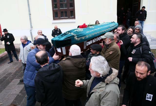 Тело Левента Гюнера похоронили на старом кладбище Борнова.