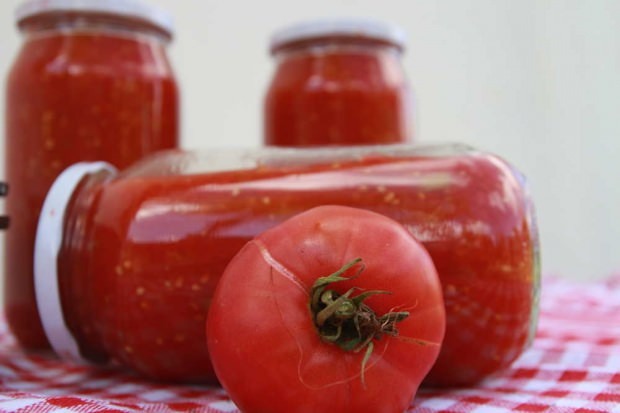 Как сделать консервированные помидоры в домашних условиях? Советы по приготовлению зимнего меню