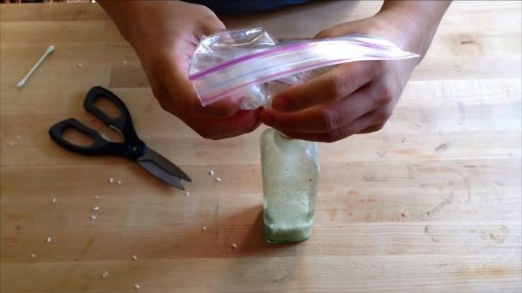 Как наиболее легко очистить стеклянную бутылку с узким горлом? Самый простой способ убрать узкие бутылки!