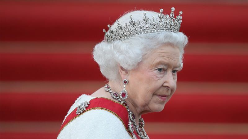 королева елизавета покинула дворец