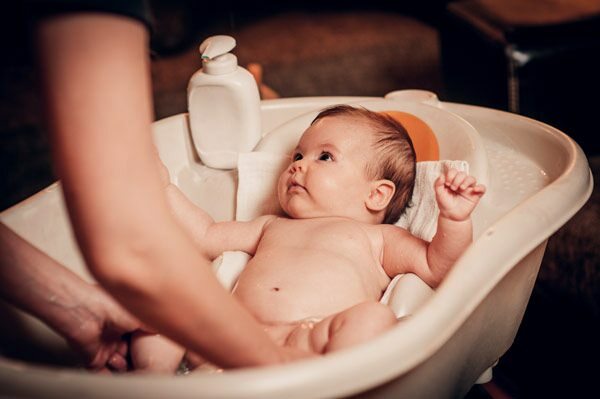 Как мыть ребенка в одиночку?