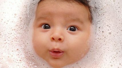 Малыш глотает воду во время купания! Как делают лечебную ванну новорожденному?