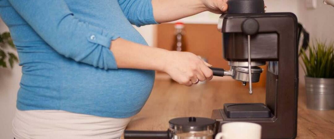 Полчашки кофе в день при беременности укорачивают рост ребенка на 2 см.