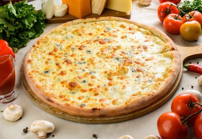 Как приготовить пиццу с четырьмя сырами? Самая простая пицца из четырех сыров!