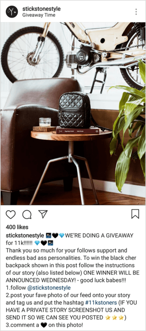 В этом примере конкурса в Instagram призом является кожаный рюкзак, который является относительно дорогим призом и стоит усилий, чтобы создать пост для победы.