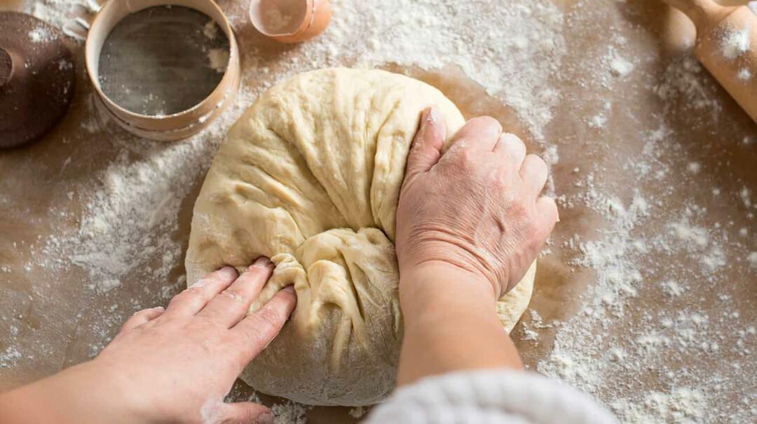 Что означает месить тесто во сне