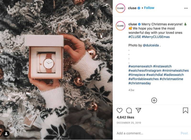 Пост в instagram от @cluse, на котором изображена модель в снежинках, держащая часы перед заснеженным деревом, автор @dulceida с хэштегами #cluse и #meryclusemas