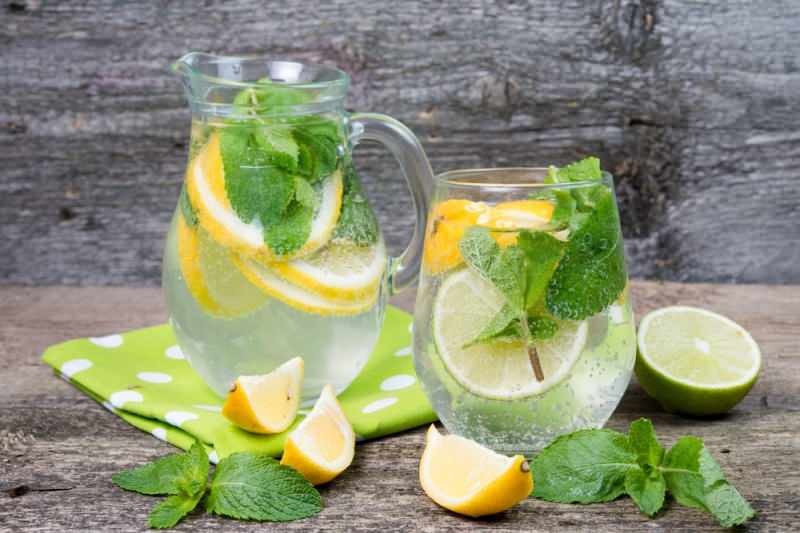 минеральная вода с лимоном расслабляет желудок