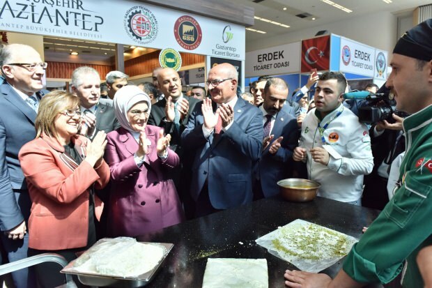 Первая леди Эрдоган посетила стенд Газиантепа