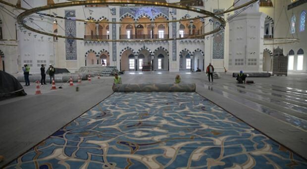 Ковры мечети Çamlıca были положены
