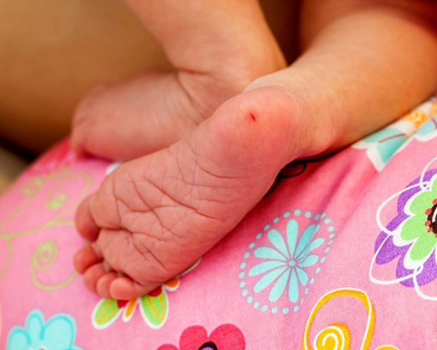 анализ пяточной крови у младенцев