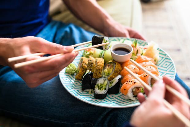 Как есть суши? Как приготовить суши дома? Суши-хитрости