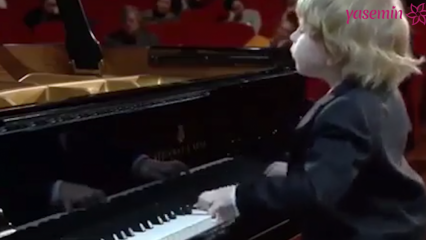 Момент, когда маленький пианист теряет сознание во время выступления!