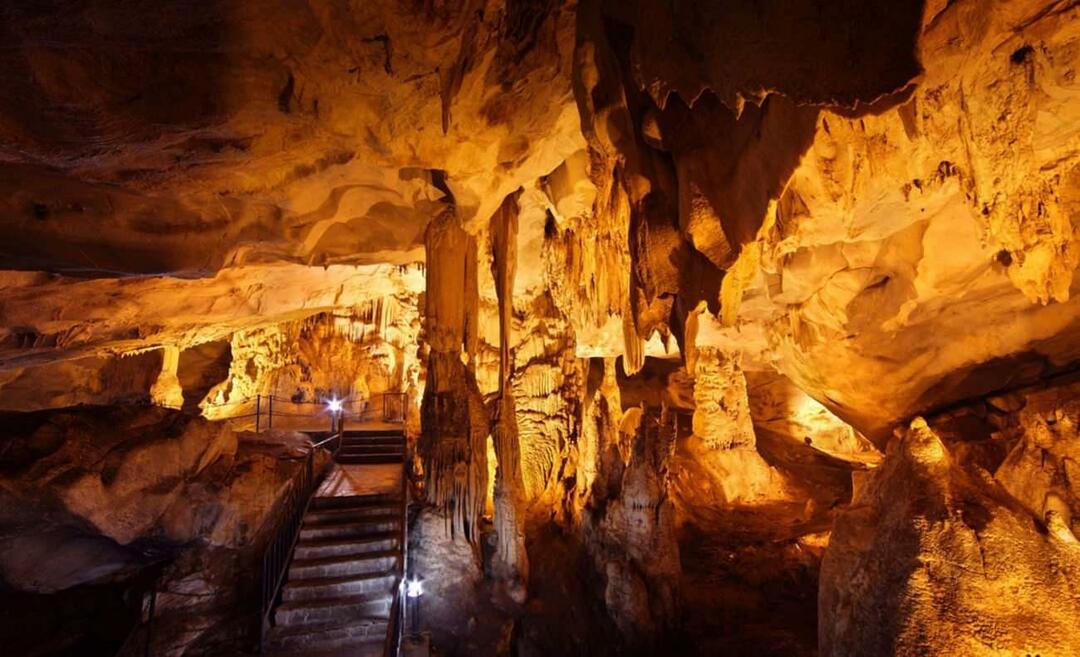 Сцены из пещеры Дупниса