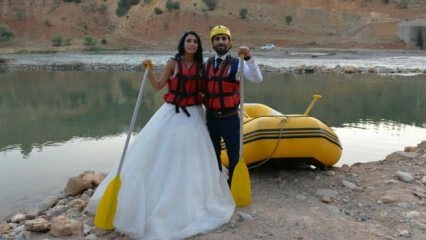Сумасшедшая пара сплавляется со свадебным платьем и женихом