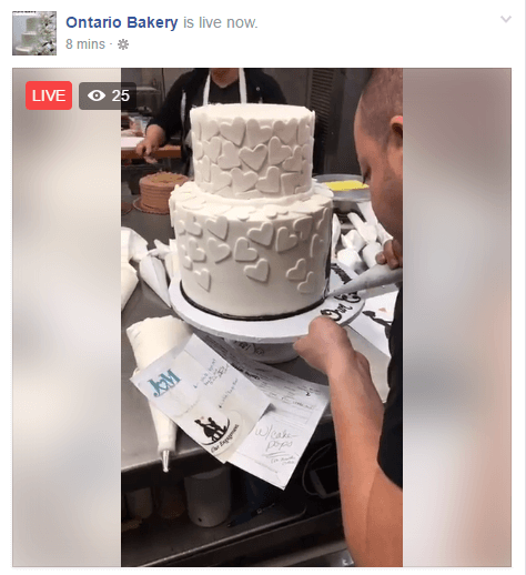 Эта прямая трансляция позволяет зрителям увидеть, как пекарня украшает свадебные торты.
