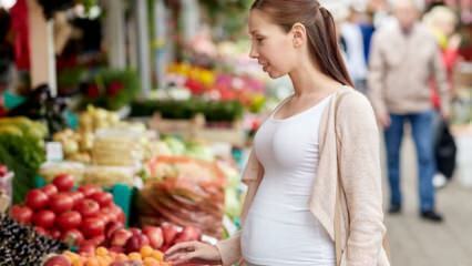 Как правильно кормить в первом триместре беременности?