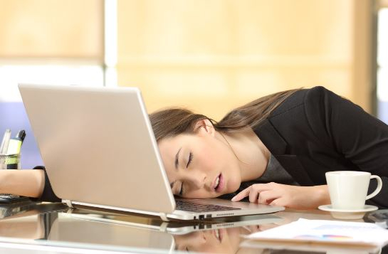 внезапные приступы сна на рабочем месте могут вызвать чрезмерную болезнь сна