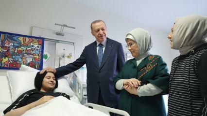Президент Эрдоган и его супруга Эмине Эрдоган встретились с детьми жертв стихии