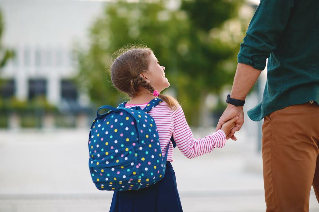 Как следует относиться к детям в первый день в школе?
