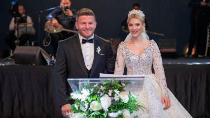 Бывшие участники Survivor Исмаил Балабан и Илайда Шекер на свадьбе в Анталии.