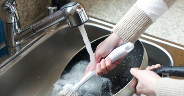 Как почистить сгоревшую сковороду?