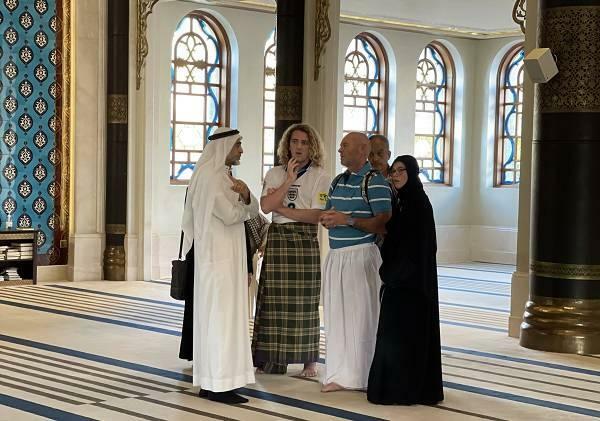 Туристы в Катаре встречают красавиц ислама