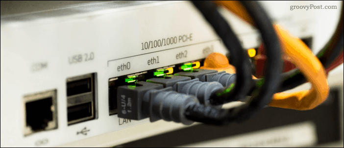 Кабели Ethernet подключены к сетевому коммутатору