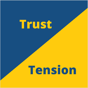 Это квадратная иллюстрация маркетинговой концепции доверия и напряжения Сета Година. Квадрат представляет собой синий треугольник в верхнем левом углу и желтый треугольник в правом нижнем углу. В синем треугольнике желтый текст говорит о доверии. В желтом треугольнике синий текст говорит «Напряжение».
