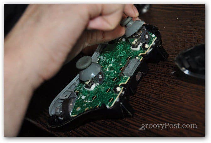 Поменяйте аналоговый джойстик контроллера Xbox 360 на старые палочки