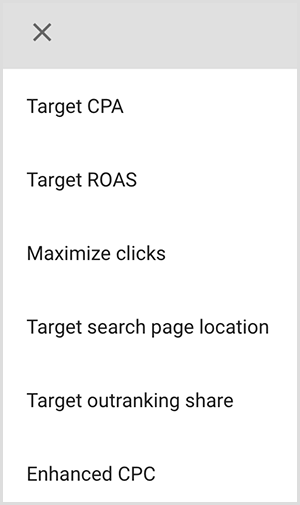 Это снимок экрана с меню параметров таргетинга в Google Рекламе. Возможные варианты: целевая цена за конверсию, целевая рентабельность инвестиций в рекламу, максимальное количество кликов, целевое местоположение страницы поиска, целевой процент выигрышей, Оптимизированная цена за клик. Майк Роудс говорит, что варианты интеллектуального таргетинга в Google Рекламе используют искусственный интеллект, чтобы находить людей с правильными намерениями для вашей рекламы.