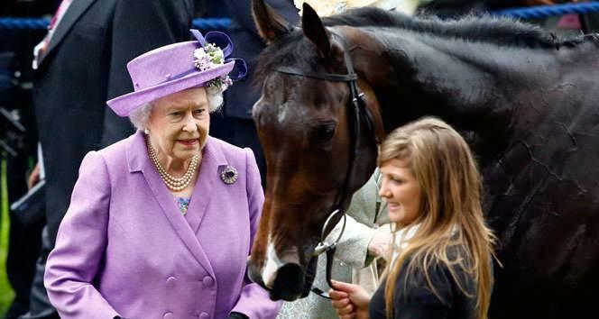 Королева Элизабет и ее лошади 