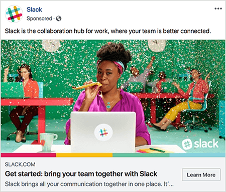 Это скриншот рекламы Slack на Facebook. В тексте объявления говорится: «Slack - это центр совместной работы, где ваша команда лучше взаимодействует». На рекламном изображении черная женщина сидит за столом с серым ноутбуком. Ее волосы короткие и собраны на красочную повязку. На ней блузка цвета фуксии и бирюзовое ожерелье, и она дует через желтый шумогенератор. На заднем плане за столами сидят другие люди в яркой одежде. Офис окрашен в ярко-зеленый цвет, с потолка падает конфетти. Талия Вольф рекомендует использовать в своих объявлениях такие фотографии, которые демонстрируют чистые эмоции.