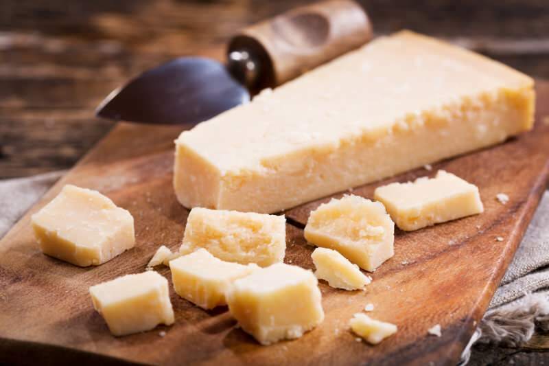Что такое сыр пармезан и как его делают? Какие блюда используют с сыром пармезан