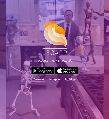 Это снимок экрана домашней страницы приложения Leo AR. Фон имеет пурпурный оттенок и показывает человека, танцующего на кухне с анимированным скелетом, анимированного ребенка в желтой футболке и шортах, а также анимированного андроида. В центре находится название приложения и кнопки для поиска приложения в Google Play и App Store.