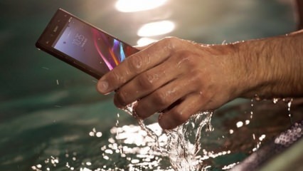 Что делать на телефоне, который упал в воду?