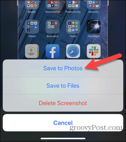 Нажмите «Сохранить в фотографиях» при редактировании снимка экрана iPhone.