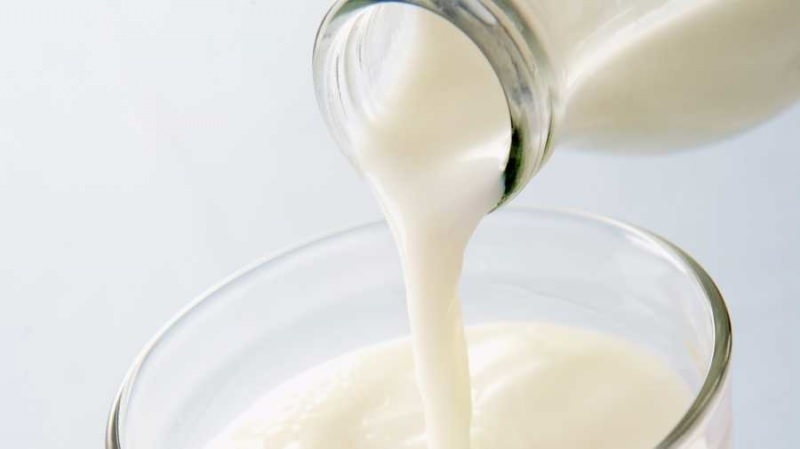 Что сделано, чтобы не проводить его во время наливания молока? Техника розлива молока без брызг молока на вас
