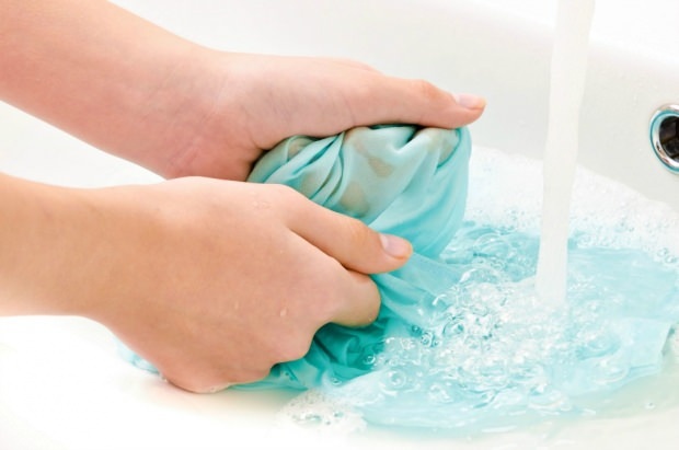 Как очистить пятно от цветного белья?