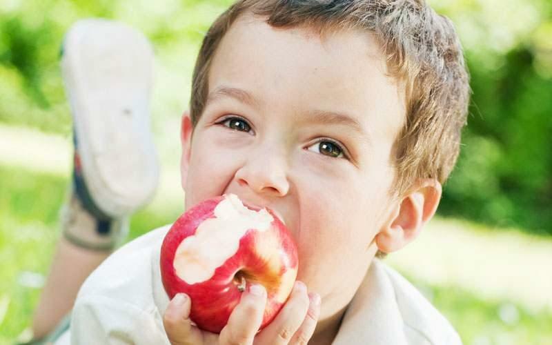 Потребление свежих фруктов и овощей для здоровья зубов у детей