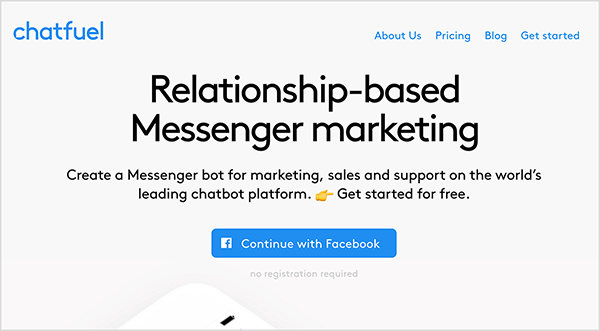 Это скриншот веб-сайта Chatfuel. В верхнем левом углу отображается слово «Chatfuel» синим текстом. В правом верхнем углу находятся следующие параметры навигации: «О нас», «Цены», «Блог», «Начать». В центре основной области сайта больше текста. Большой заголовок гласит: «Маркетинг в мессенджерах на основе взаимоотношений». Под заголовком находится следующий текст: «Создайте бота Messenger для маркетинга, продаж и поддержки на ведущей в мире платформе чат-ботов. Начни бесплатно ». Под этим текстом находится синяя кнопка с логотипом Facebook и синим текстом «Продолжить с Facebook». Наташа Такахаши говорит, что Chatfuel - это платформа для создания ботов, которая позволяет маркетологам создавать ботов, не зная, как кодировать.