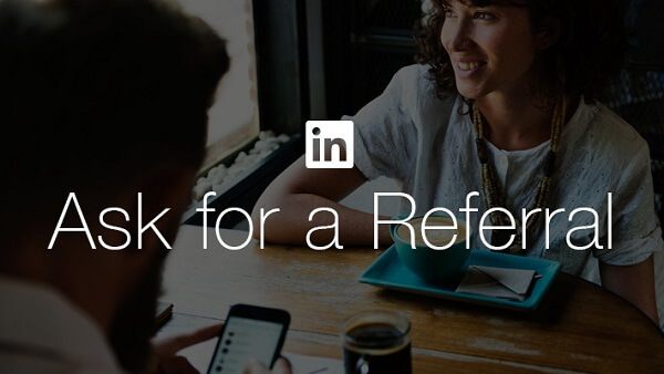  LinkedIn упрощает для ищущих работу запрос на рекомендацию друга или коллеги с помощью новой кнопки LinkedIn «Спросить реферала».
