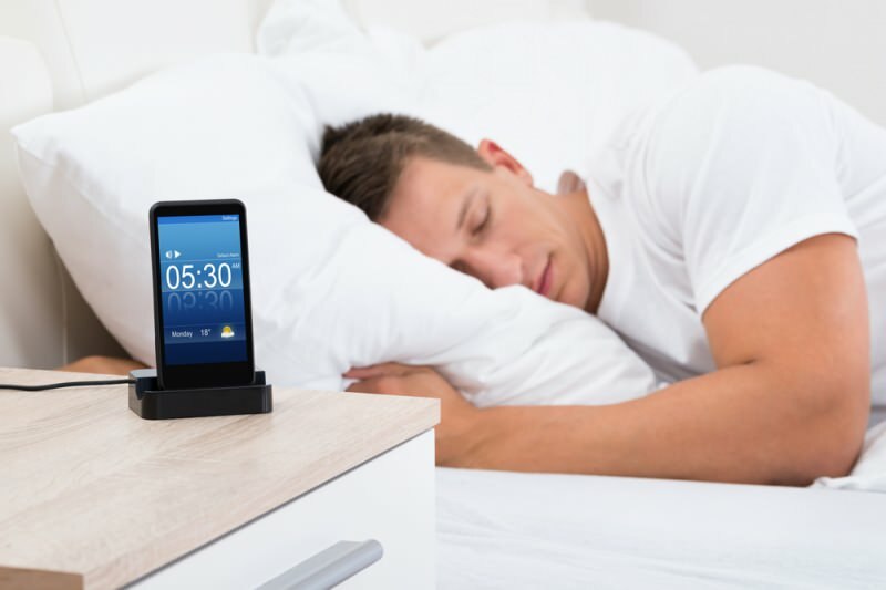 Сон рядом с мобильным телефоном вызывает серьезную болезнь